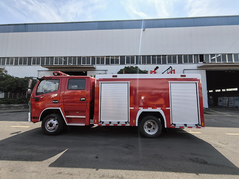 東風(fēng)多利卡4噸康機(jī)水罐消防車